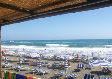 Blick vom Restaurant „La Strega“ auf den Strand (Tagliata).